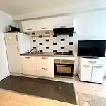 Bright 1 Bedroom First Floor Near Republique Paris 10