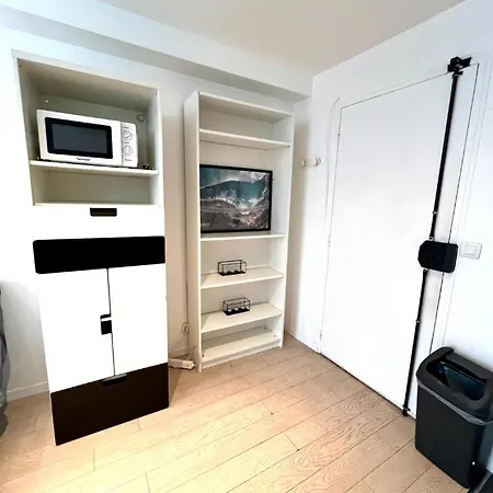 Bright 1 Bedroom First Floor Near Republique 10 Paris